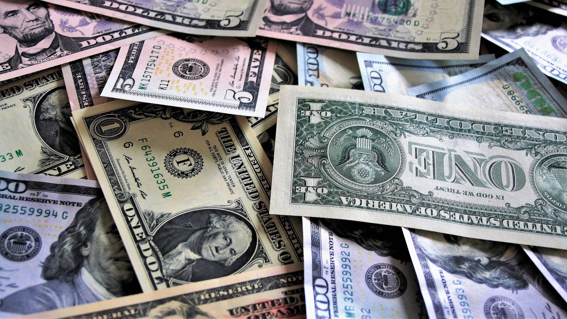 061d444bba87292bc9f45470eca9a69a money-3523131_1920