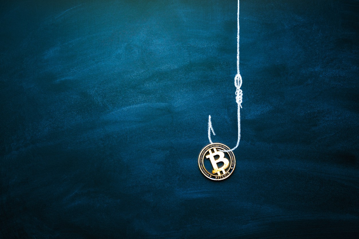 Bitcoin as a bait. Blockchain cryptocurrency trap. Free money concept. Bitcoin on the hook. Copy space Studie: Social Engineering hat weiterhin Hochkonjunktur