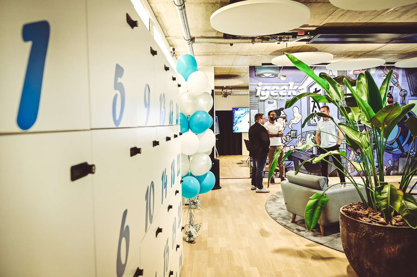 Moderner Arbeitsplatz im Büro der igeeks AG in Zürich