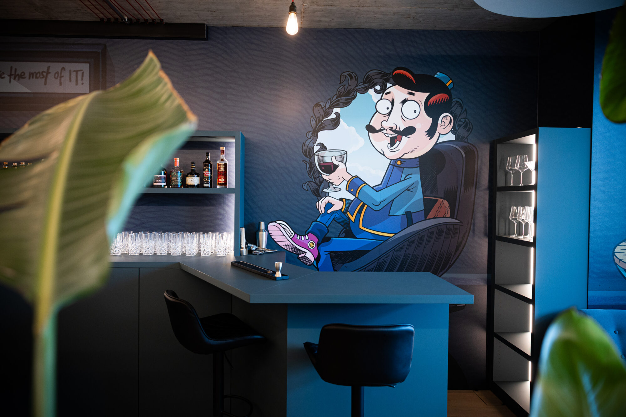 Bar und Lounge im igeeks Büro mit individuell gestalteter Wandillustration