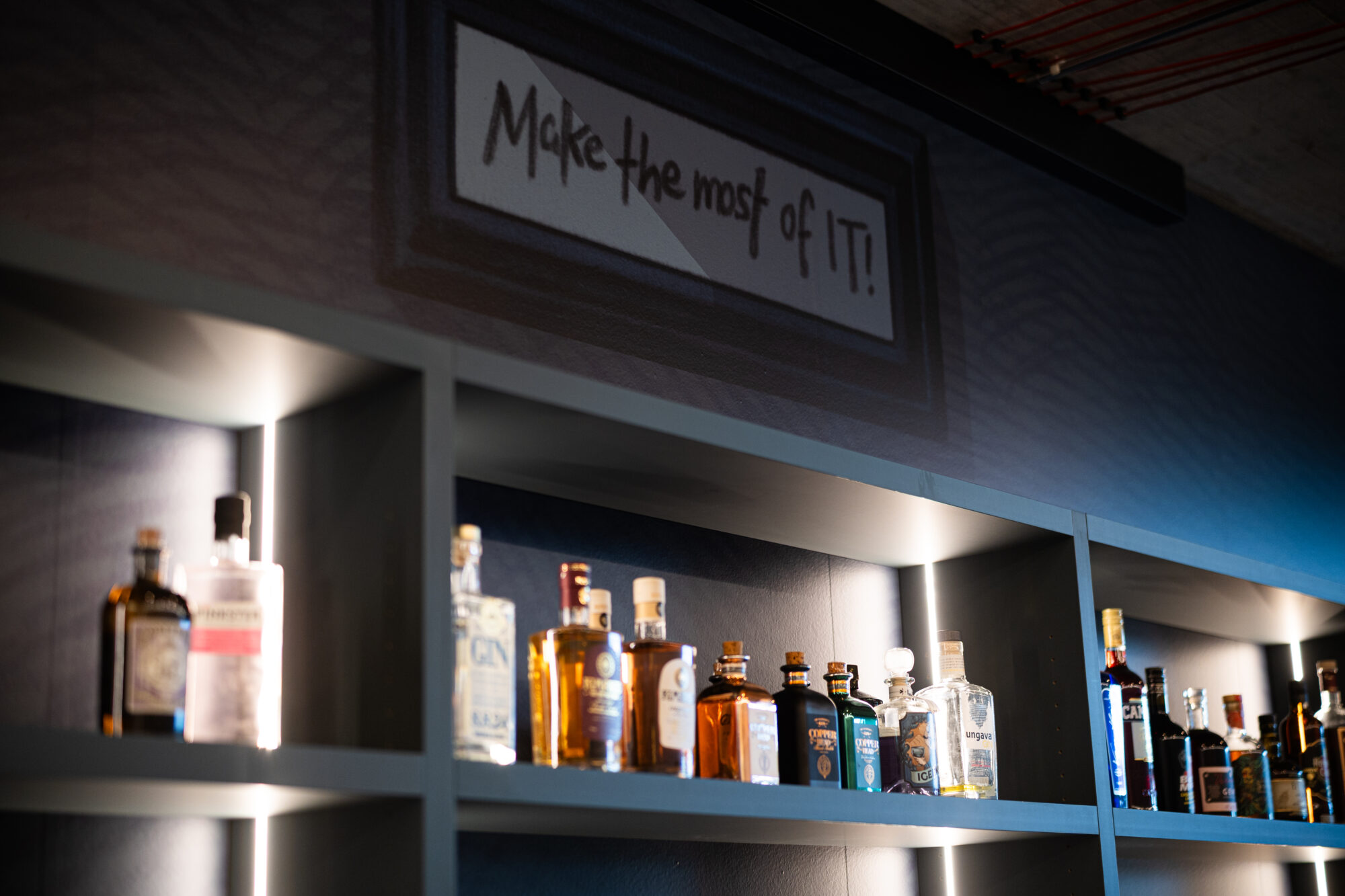 Barbereich im igeeks Büro mit dem Motto «Make the most of IT!»