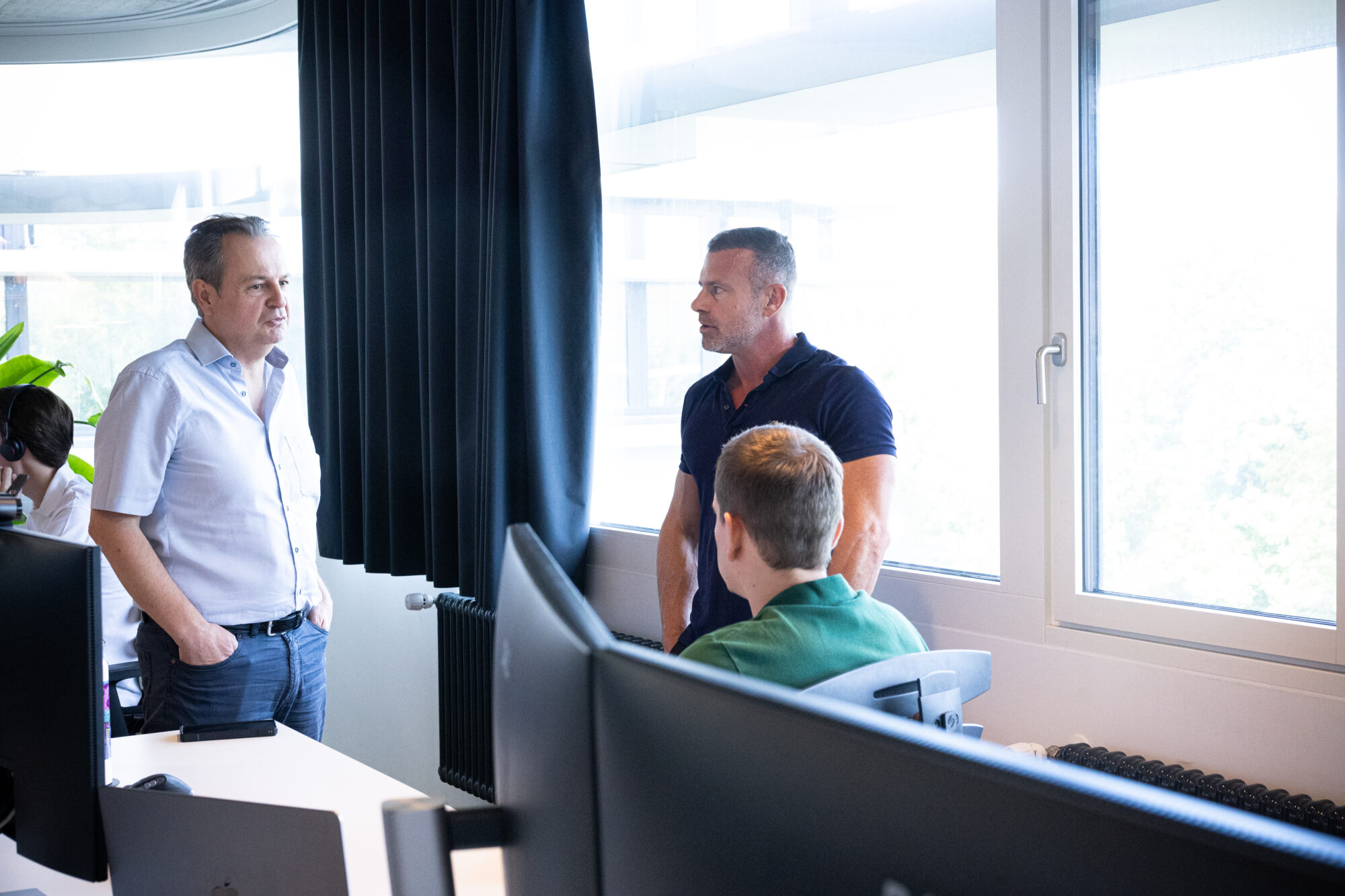 Mitarbeitende im persönlichen Austausch im igeeks Büro