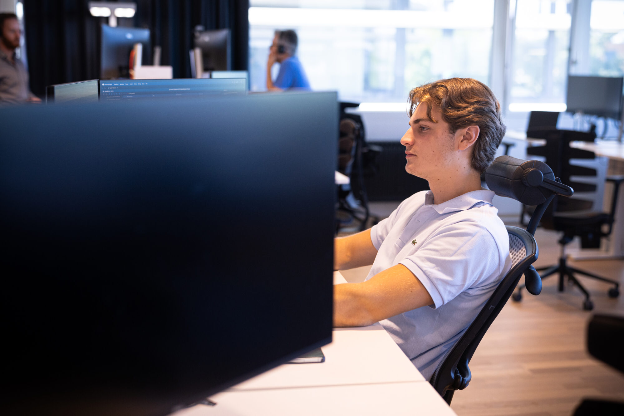 Mitarbeiter an seinem Arbeitsplatz im igeeks Büro