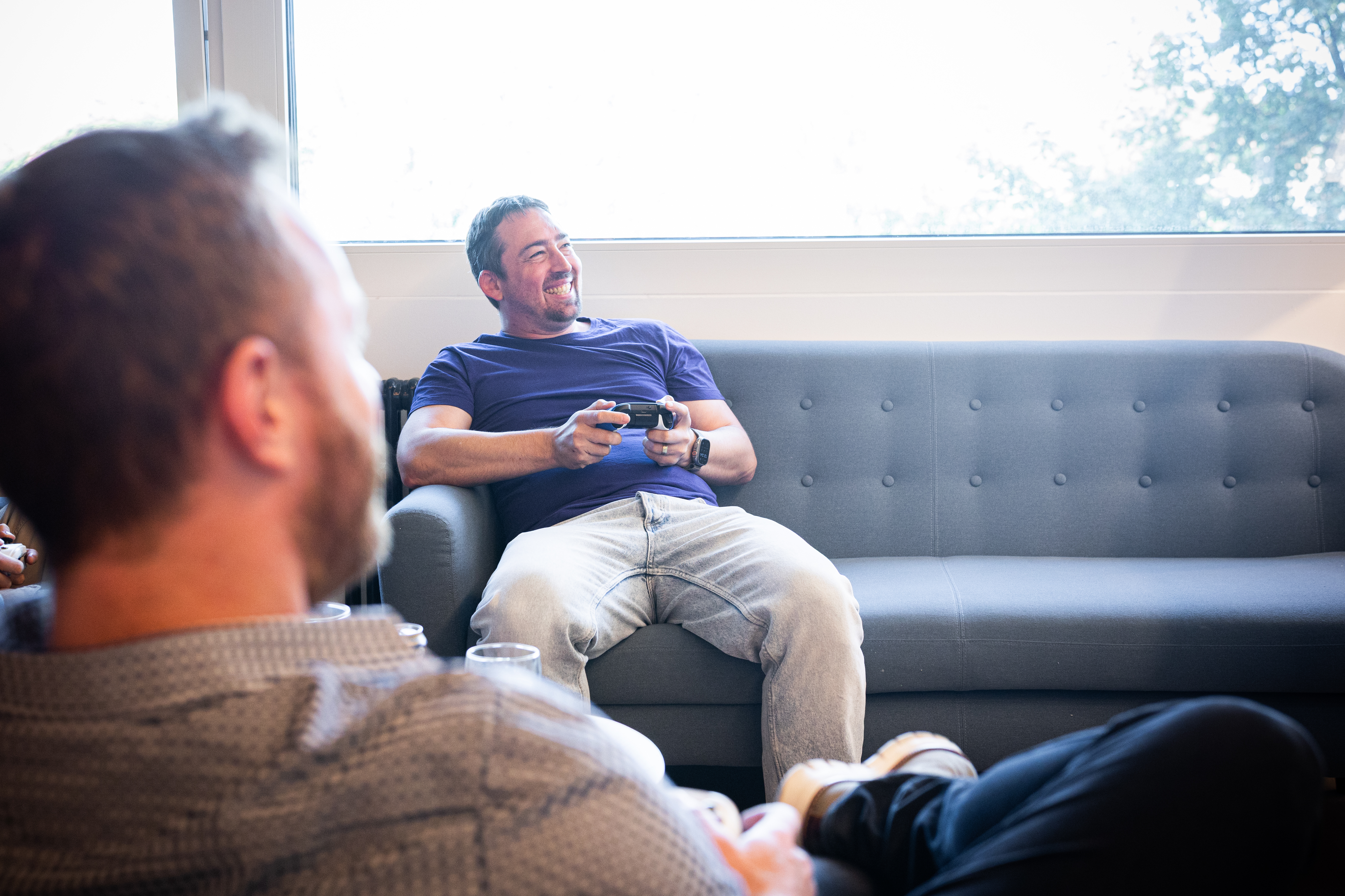 Mitarbeitende beim gemeinsamen Gaming im igeeks Büro