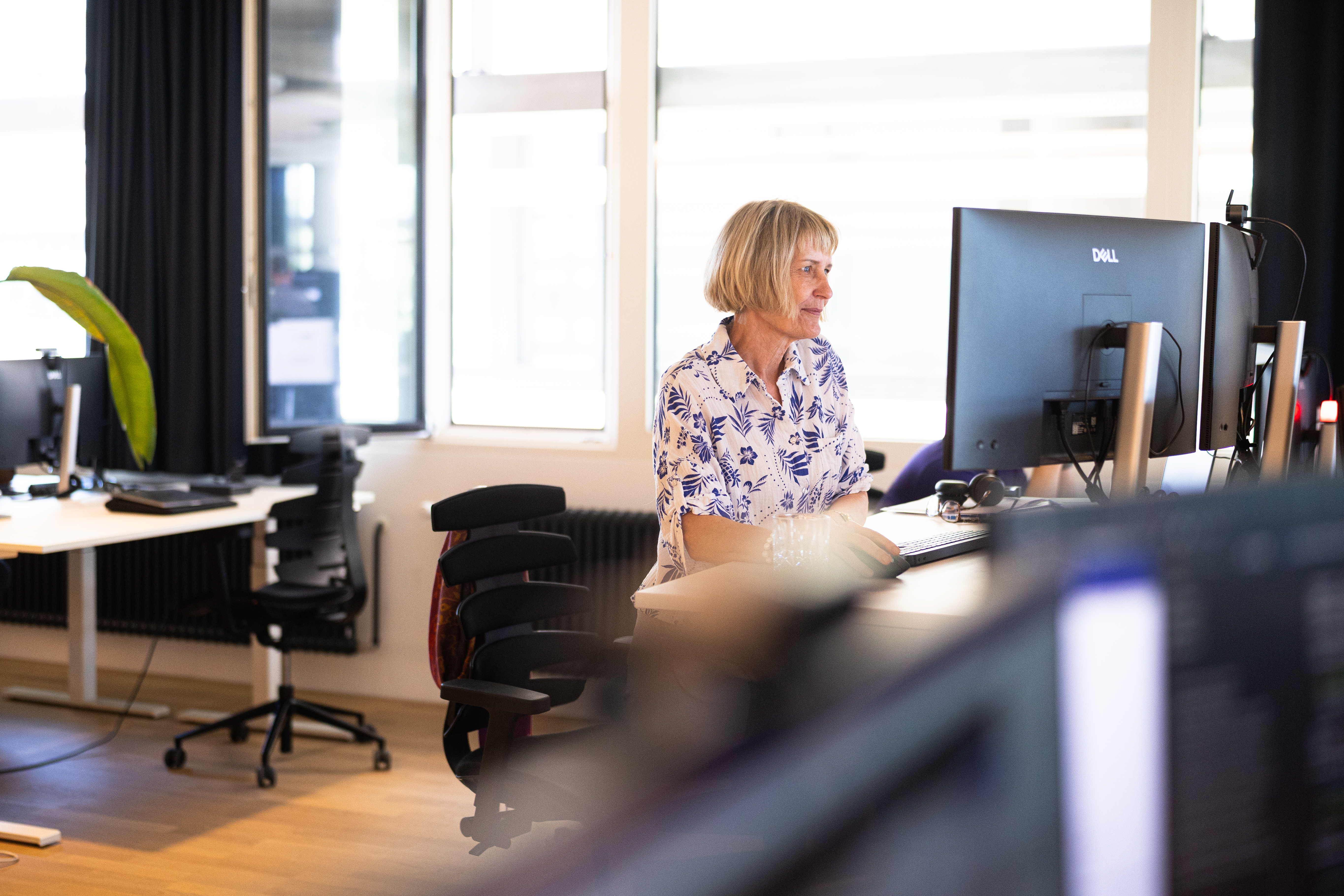 Mitarbeiterin am Arbeitsplatz im igeeks Büro