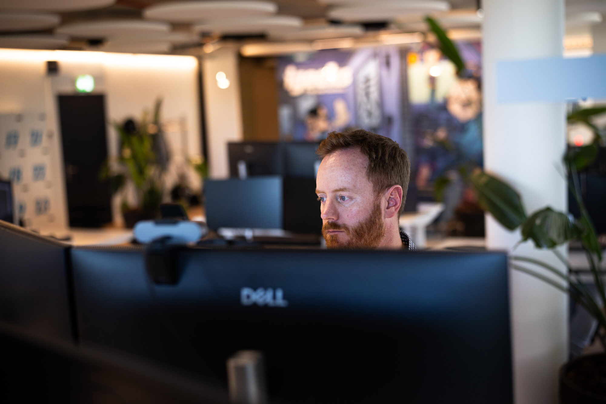 Mitarbeiter bei der Arbeit im igeeks Büro